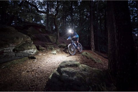 LAMPKA PRZEDNIA ROWEROWA NA KASK ROWEROWY FISCHER LUMOZ H1600